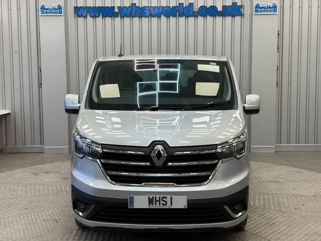 Usado Renault Trafic 170 HP (125 kW) 2024 Cinzento Monovolume