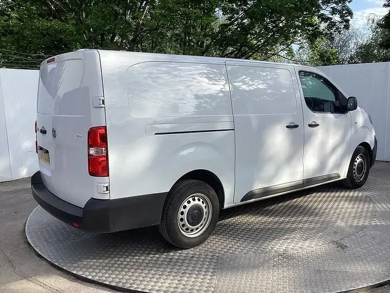 Second-hand Vauxhall Vivaro 100 CP (73 kW) 2024 Alb Monovolum