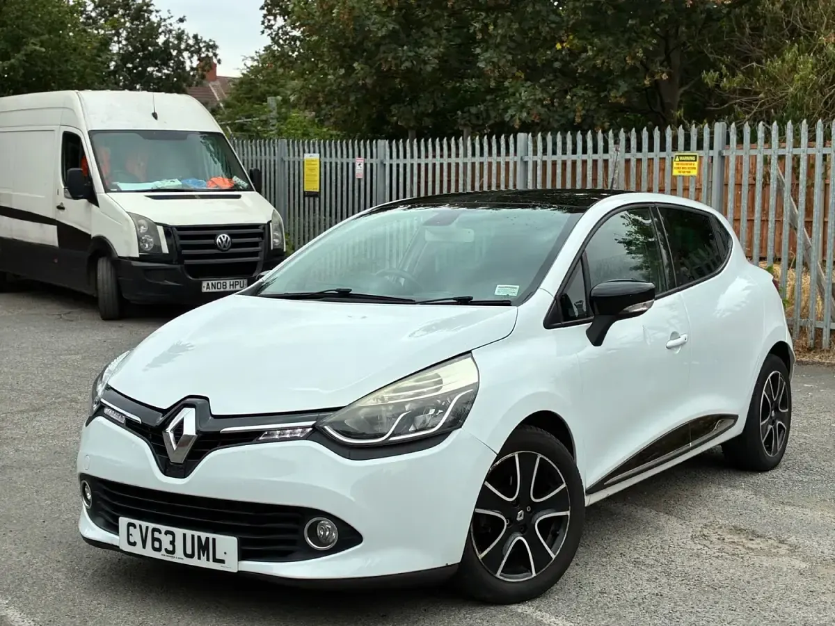 Used Renault Clio Dynamique 90 HP (66 kW) 2013 White Hatchback