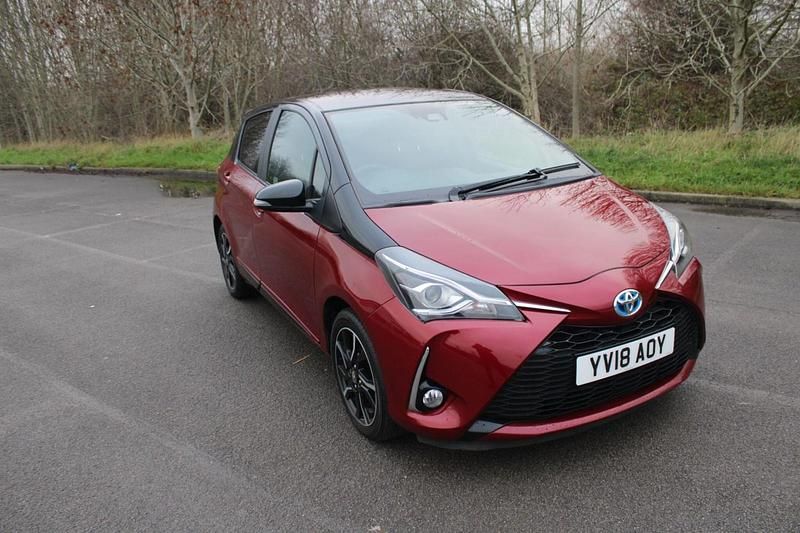 Red/black Used 2018 Toyota Yaris Hybrid Hatchback | £11,795 (Good price) - Image 1/4