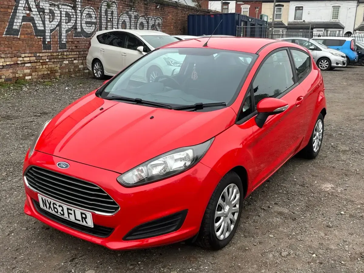 Usado Ford Fiesta Style 82 CV (60 kW) 2013 Rojo Utilitario
