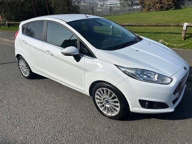 Used Ford Fiesta Titanium 125 HP (91 kW) 2014 White Hatchback