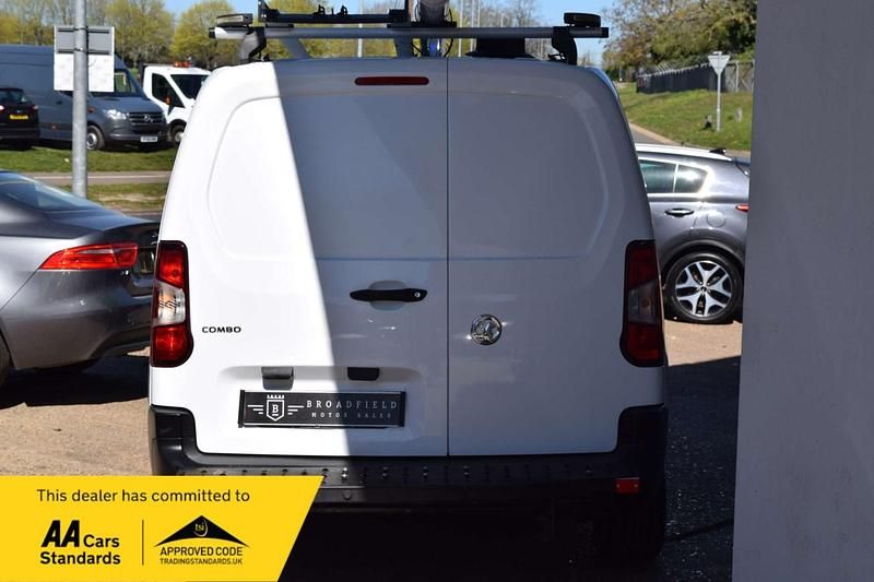 Used Vauxhall Combo Edition 100 HP (73 kW) 2019 White MPV