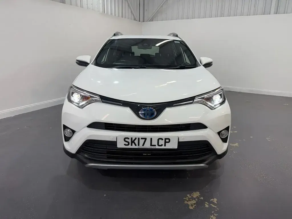 Used Toyota RAV4 197 HP (144 kW) 2017 White SUV