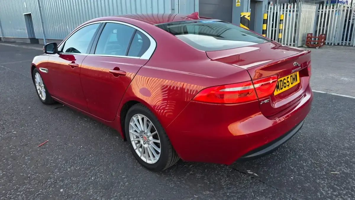Begagnad Jaguar XE Prestige 2016 Röd Sedan