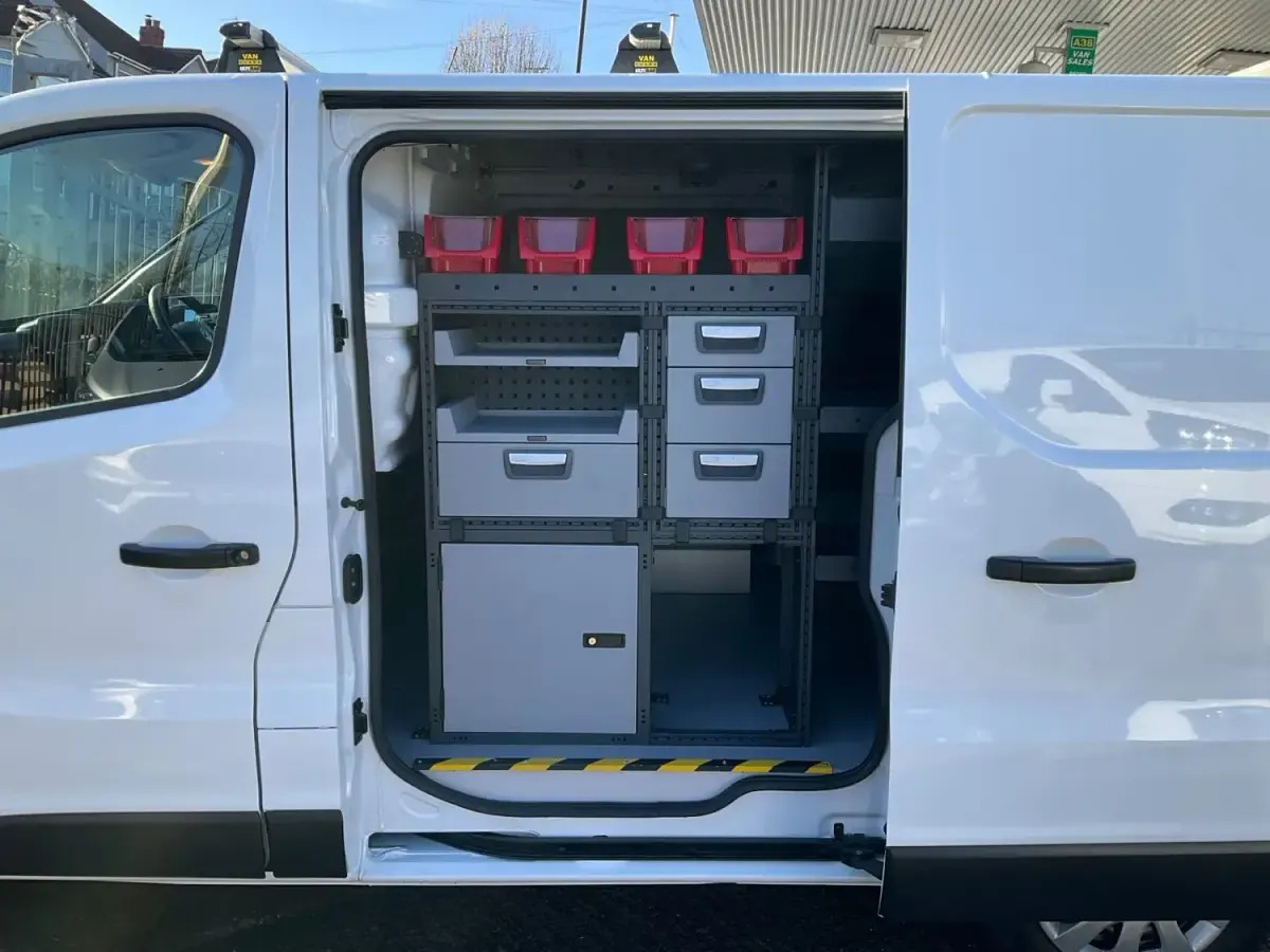 Gebraucht Vauxhall Vivaro 120 PS (88 kW) 2018 Weiß Van / Kleinbus