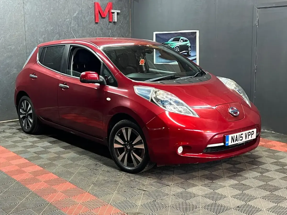 Used Nissan Leaf Tekna 80 kW (109 HP) 2015 Red Hatchback