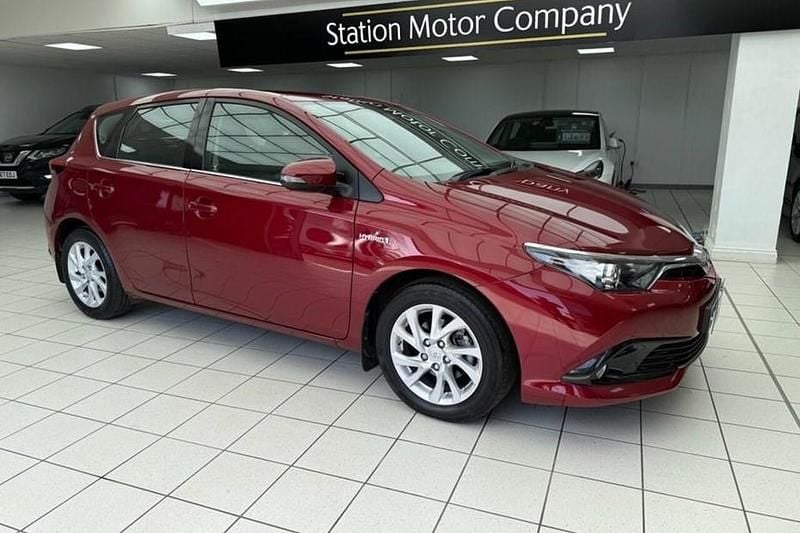 Used Toyota Auris Hybrid 136 HP (100 kW) 2018 Red Hatchback
