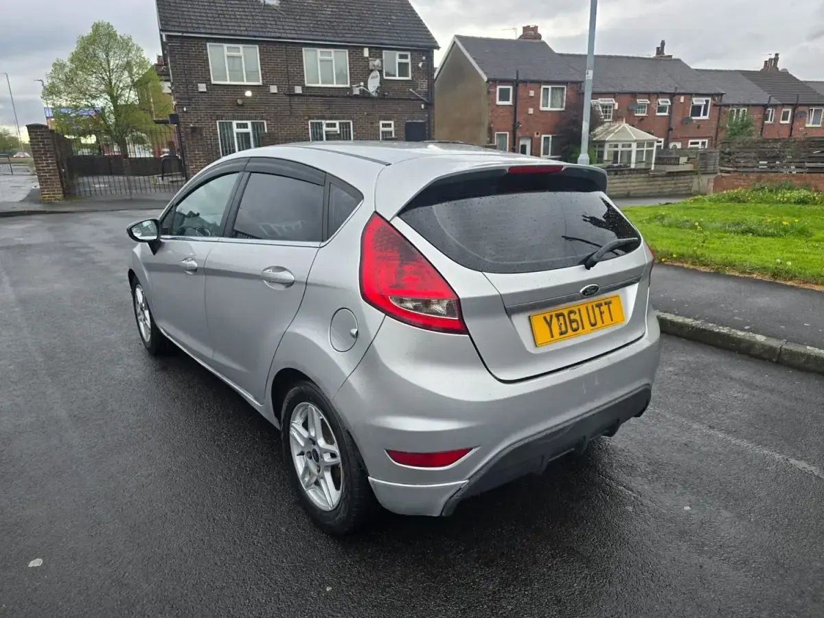 Usado Ford Fiesta Zetec 70 HP (51 kW) 2012 Prateado Citadino