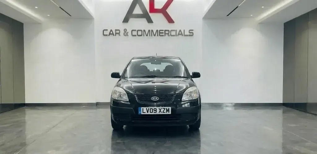 Begagnad Kia Rio 95 HK (69 kW) 2009 Svart Halvkombi