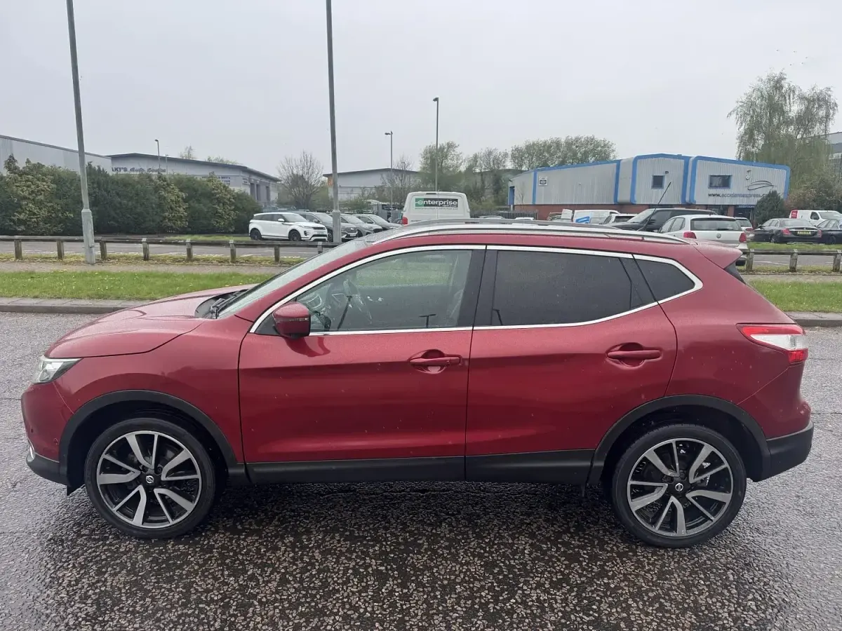 Used Nissan Qashqai Tekna 115 HP (84 kW) 2016 Red SUV