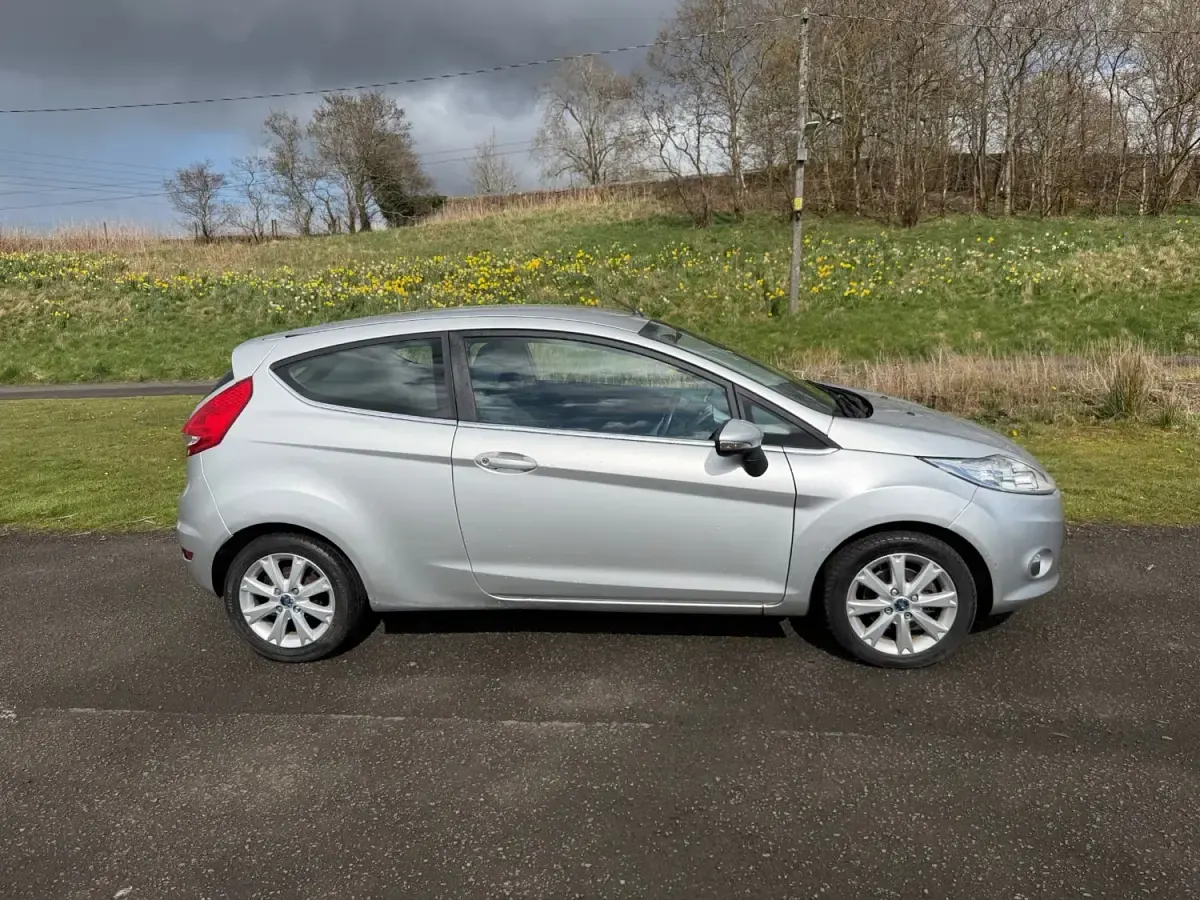 Usado Ford Fiesta Zetec 80 HP (58 kW) 2009 Prateado Citadino