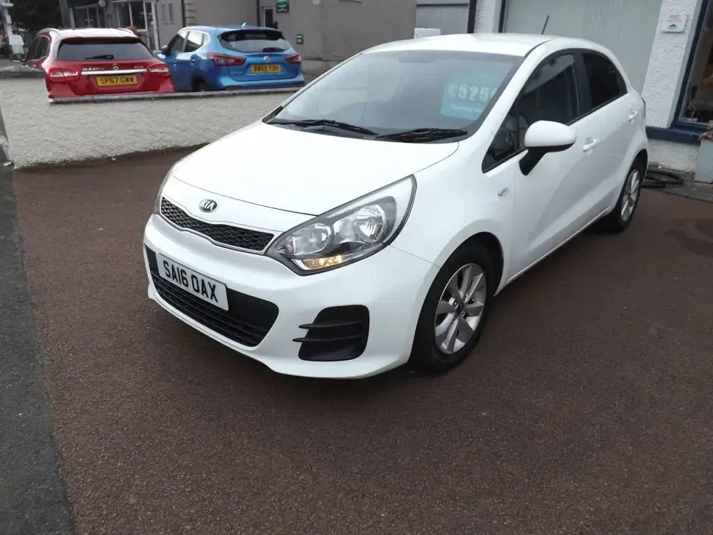 Used Kia Rio 84 HP (61 kW) 2016 White Hatchback
