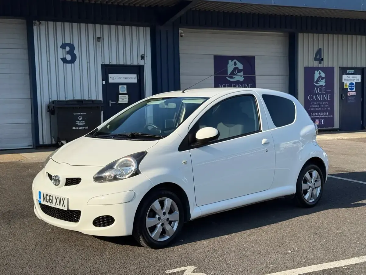 Used Toyota Aygo 68 HP (50 kW) 2011 White Hatchback