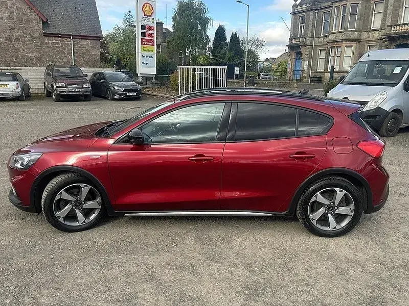 Begagnad Ford Focus Active 2019 Röd Halvkombi