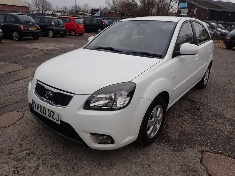Used Kia Rio 95 HP (69 kW) 2010 White Hatchback