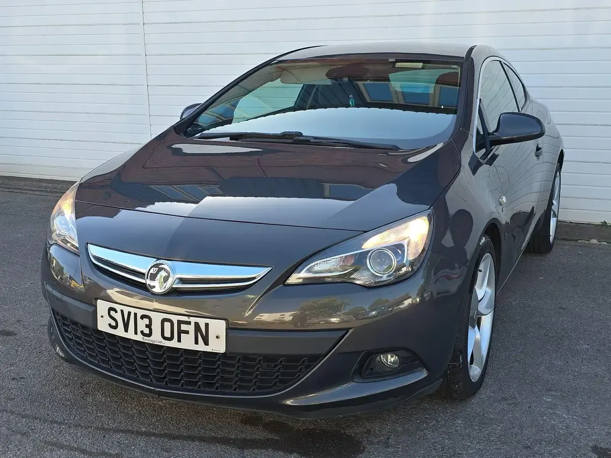 Begagnad Vauxhall Astra GTC SRi 140 HK (102 kW) 2013 Grå Halvkombi