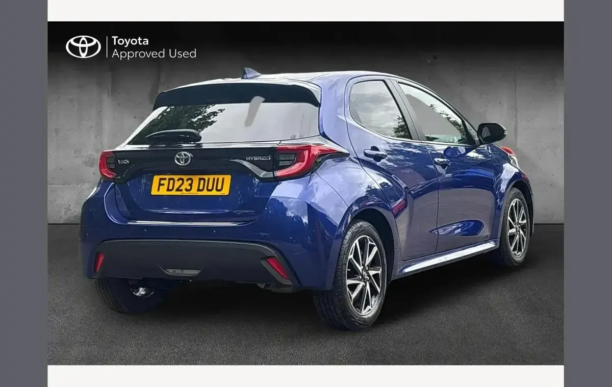 Second-hand Toyota Yaris Hybrid Design 116 CP (85 kW) 2023 Albastru Hatchback