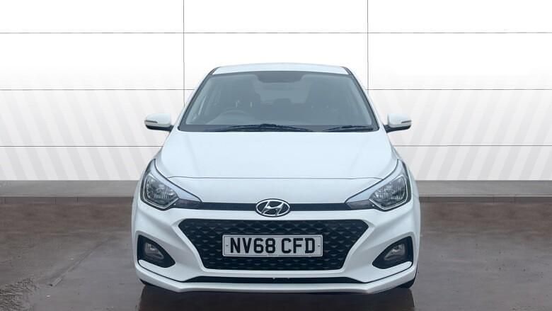 Used Hyundai i20 75 HP (55 kW) 2018 White Hatchback