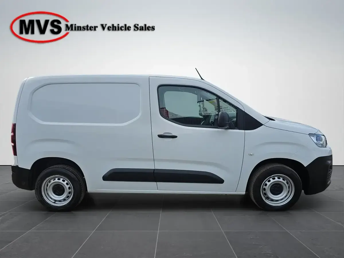 Used Citroën Berlingo 100 HP (73 kW) 2023 White MPV