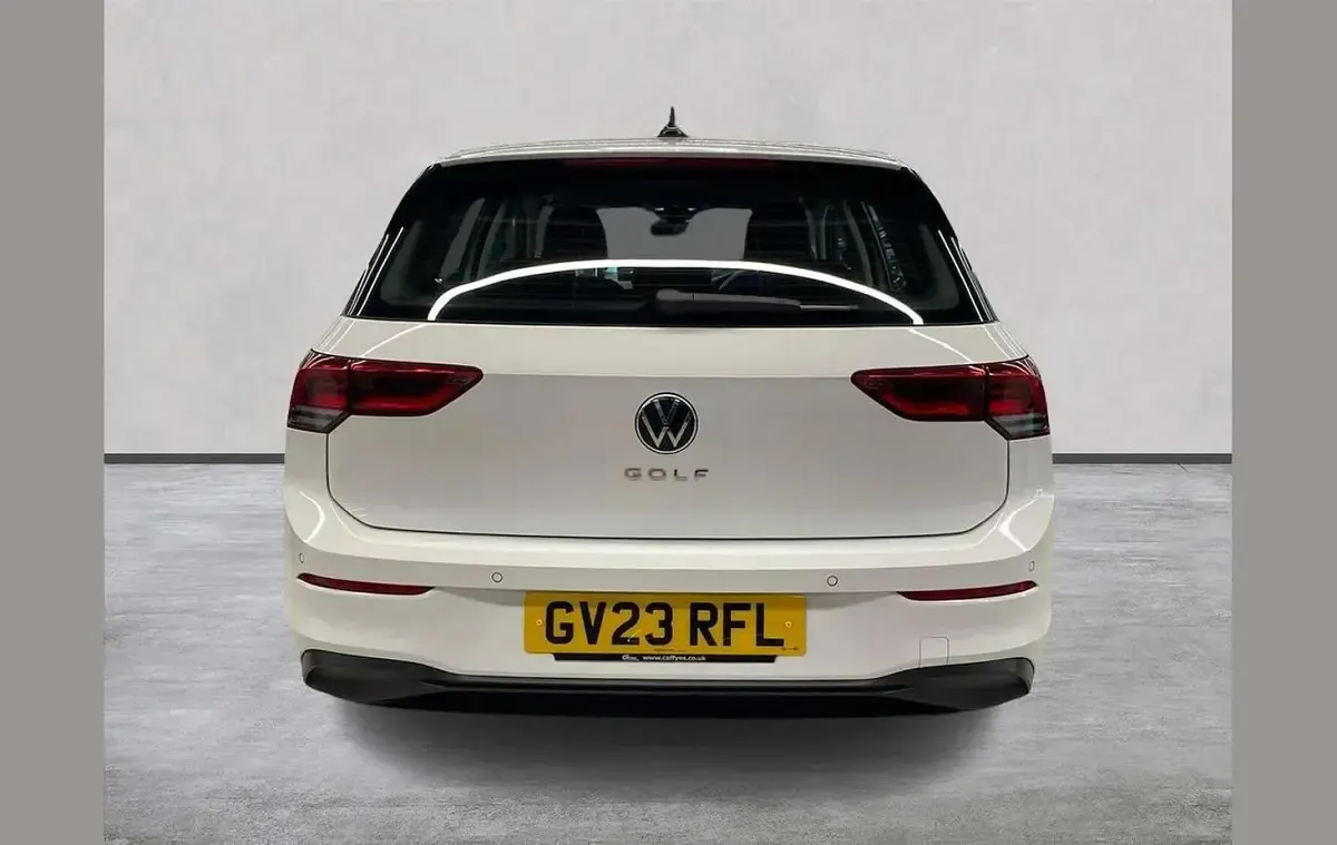Used VW Golf VIII Life 110 HP (80 kW) 2023 White Hatchback