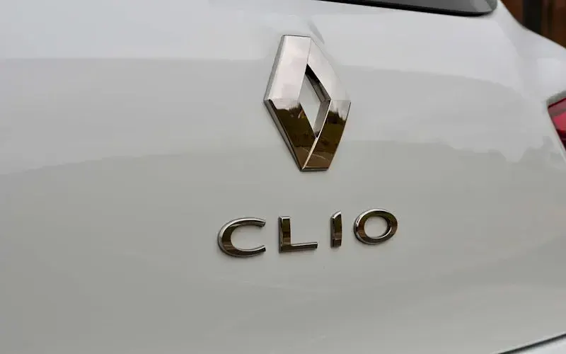Used Renault Clio Play 75 HP (55 kW) 2018 White Hatchback