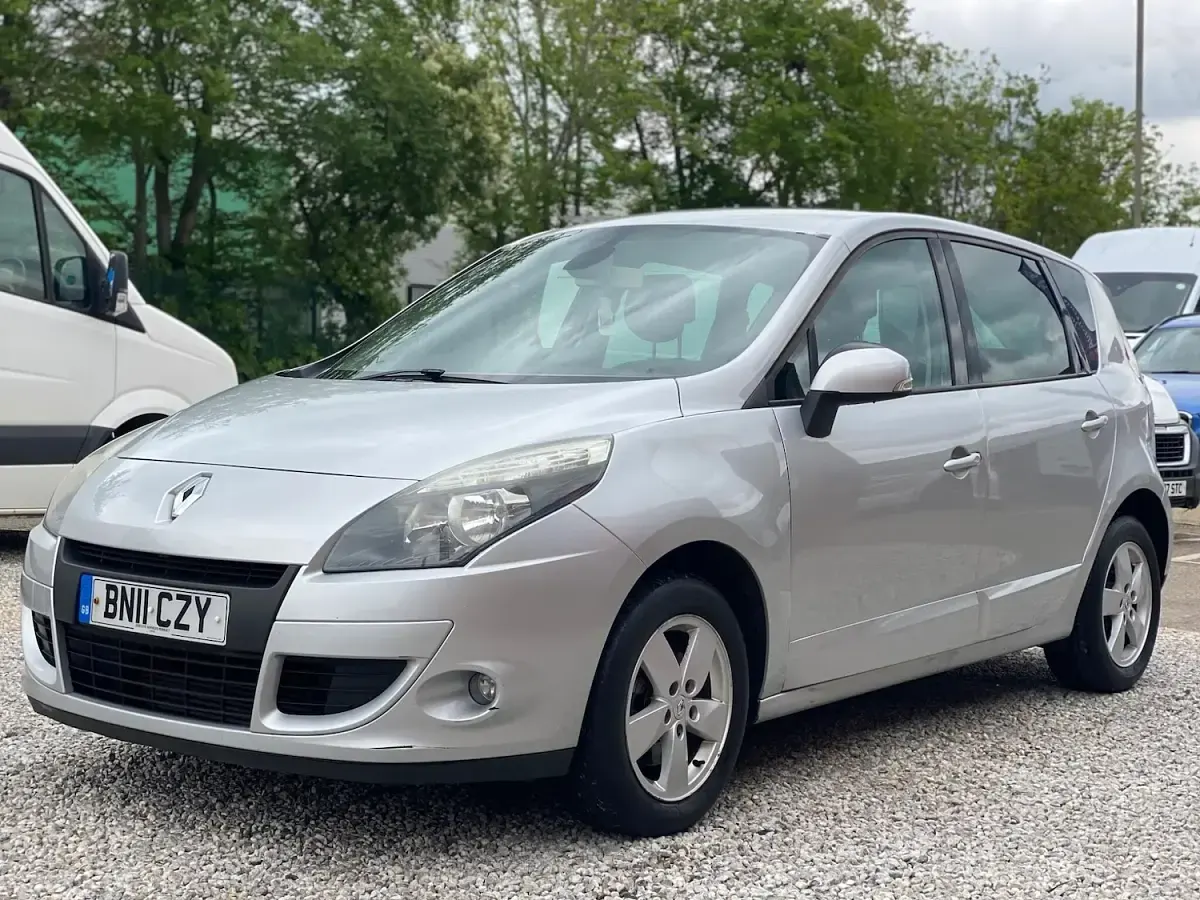 Used Renault Scénic Dynamique 2011 Silver MPV