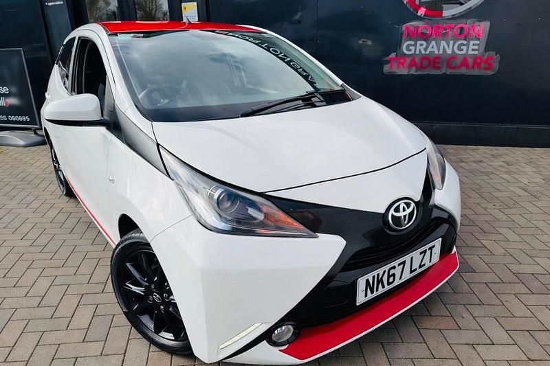 Used Toyota Aygo x-press 69 HP (50 kW) 2017 White Hatchback