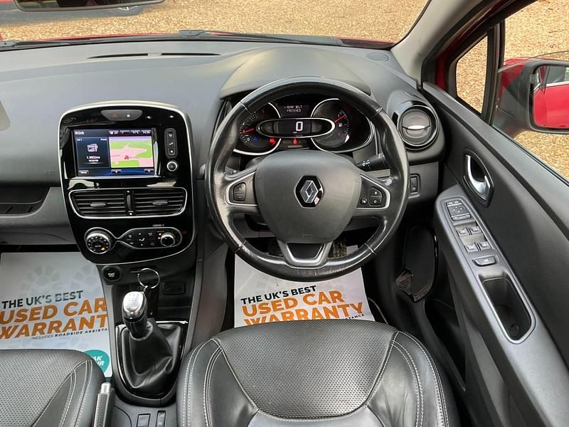 Used Renault Clio IV Dynamique 90 HP (66 kW) 2017 Red Hatchback