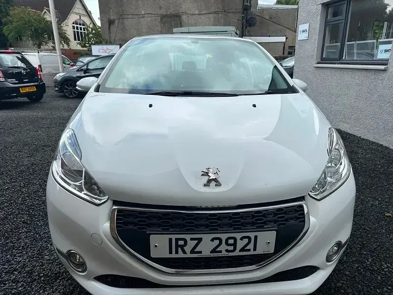 Used Peugeot 208 Active 68 HP (50 kW) 2014 White Hatchback
