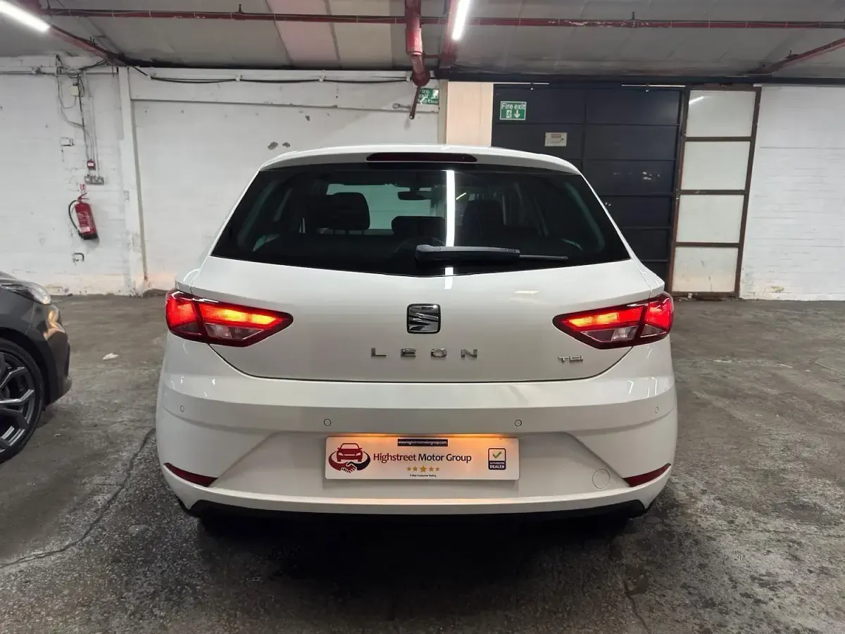 Used Seat Leon SE Dynamic 110 HP (80 kW) 2017 White Hatchback