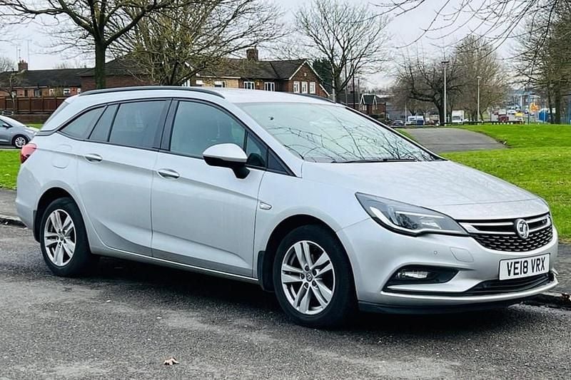 Used Vauxhall Astra Design Edition 110 HP (80 kW) 2018 Silver Estate