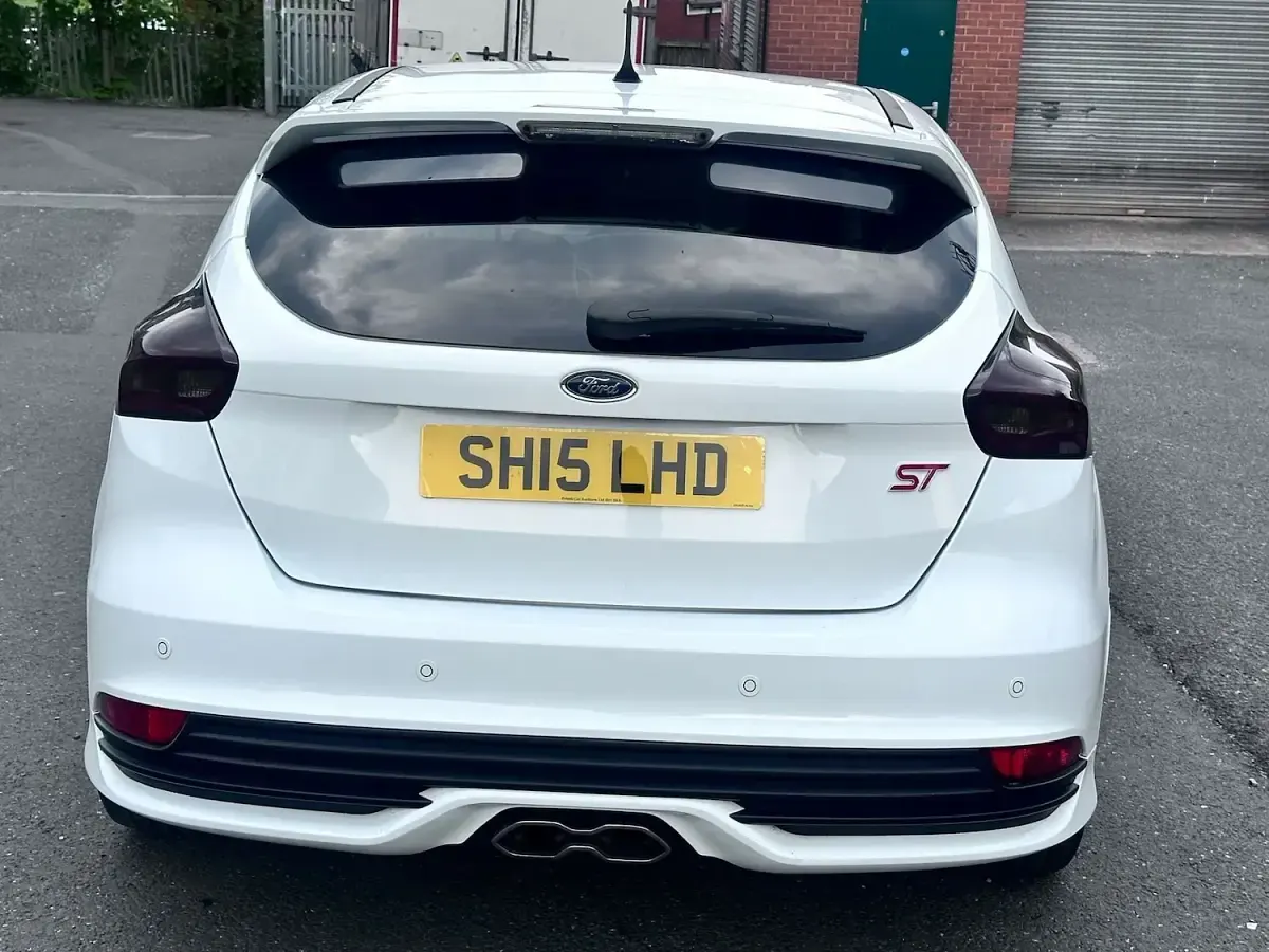 Used Ford Focus ST 185 HP (136 kW) 2015 White Hatchback
