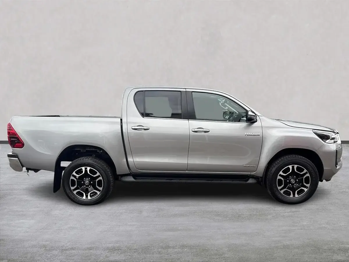 Used Toyota HiLux 204 HP (150 kW) 2023 Silver Pickup