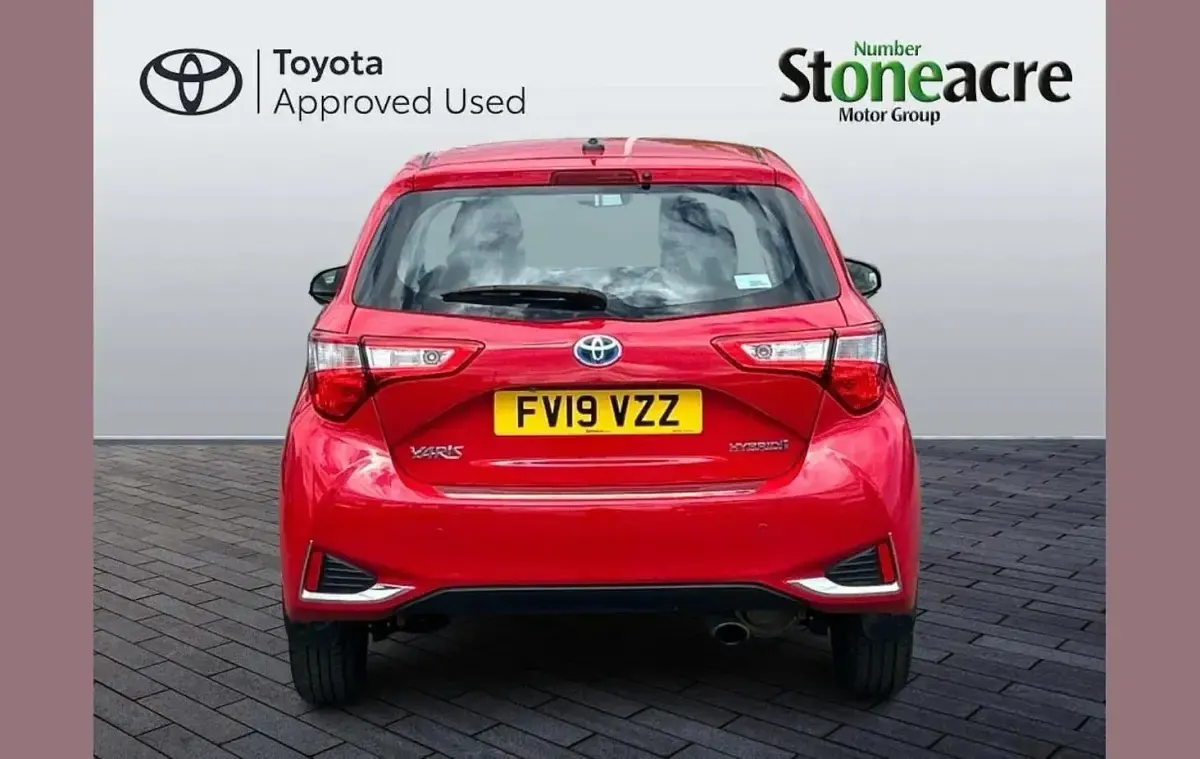 Used Toyota Yaris Hybrid 100 HP (73 kW) 2019 Red Hatchback