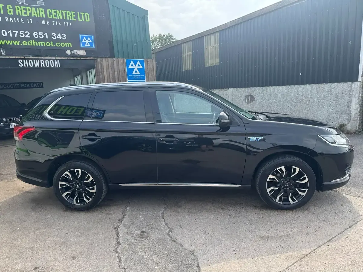 Used Mitsubishi Outlander P-HEV 2016 Black Estate