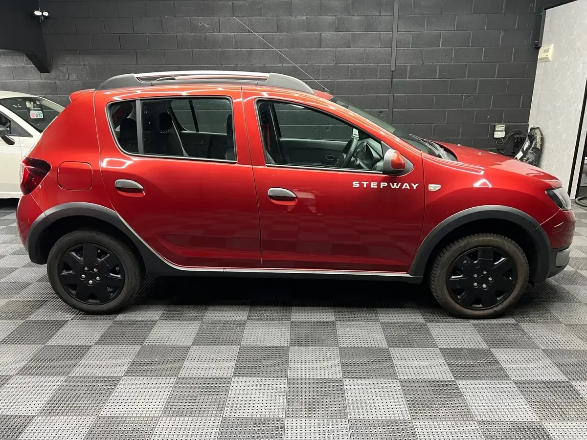 Used Dacia Sandero Ambiance 90 HP (66 kW) 2014 Red Hatchback