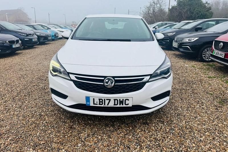 Used Vauxhall Astra Design Edition 105 HP (77 kW) 2017 White Hatchback