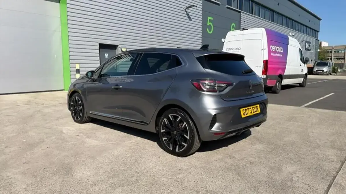 Usado Renault Clio V Techno 140 HP (102 kW) 2024 Cinzento