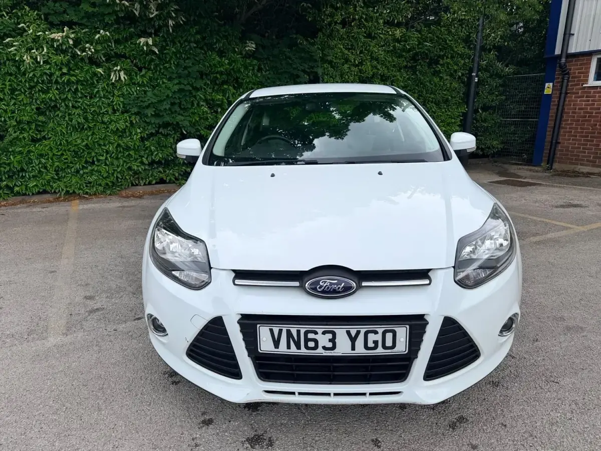 Used Ford Focus Zetec 125 HP (91 kW) 2013 White Hatchback