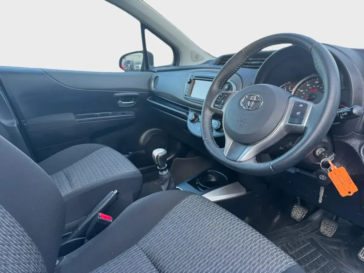 Used Toyota Yaris 90 HP (66 kW) 2014 Blue Hatchback