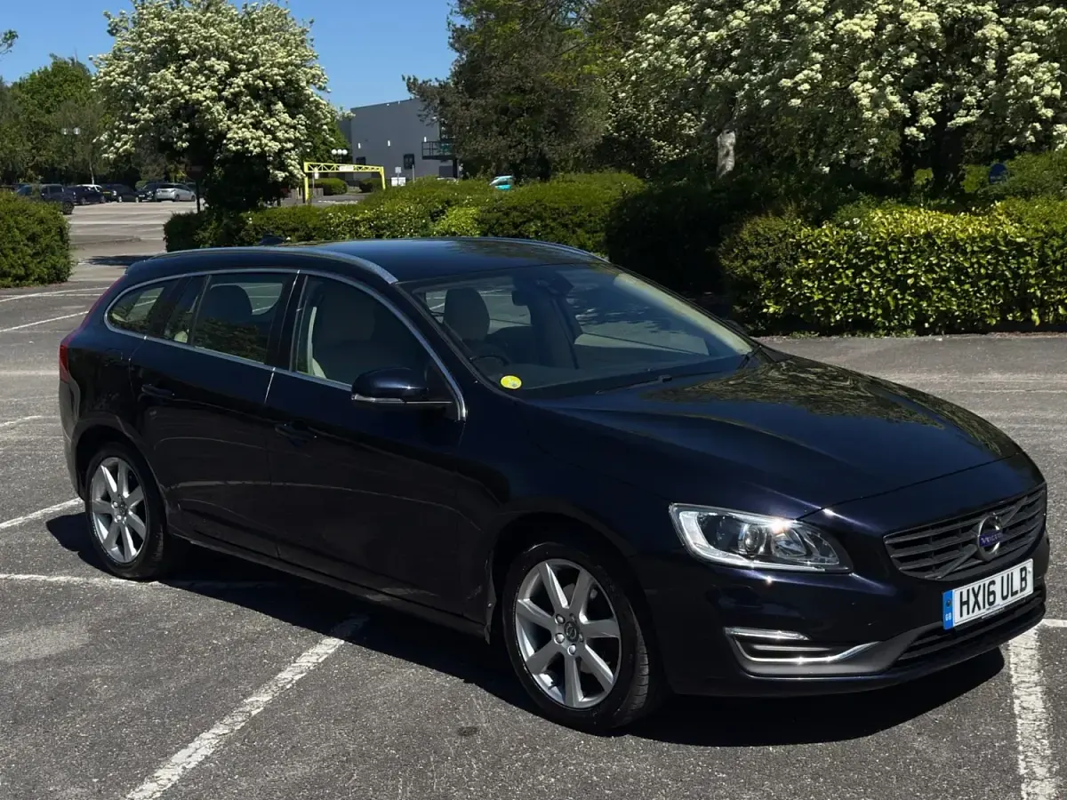 Usado Volvo V60 SE Lux 190 HP (139 kW) 2016 Azul Carrinha