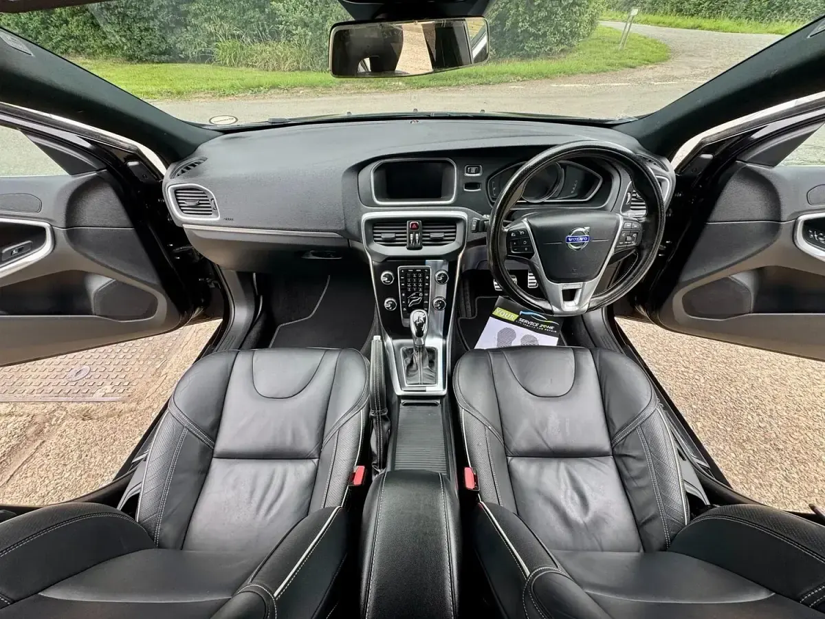 Used Volvo V40 R-Design 120 HP (88 kW) 2015 Black Hatchback