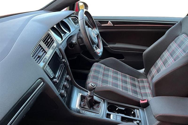 Used VW Golf VII GTI 220 HP (161 kW) 2015 Tornado red Hatchback