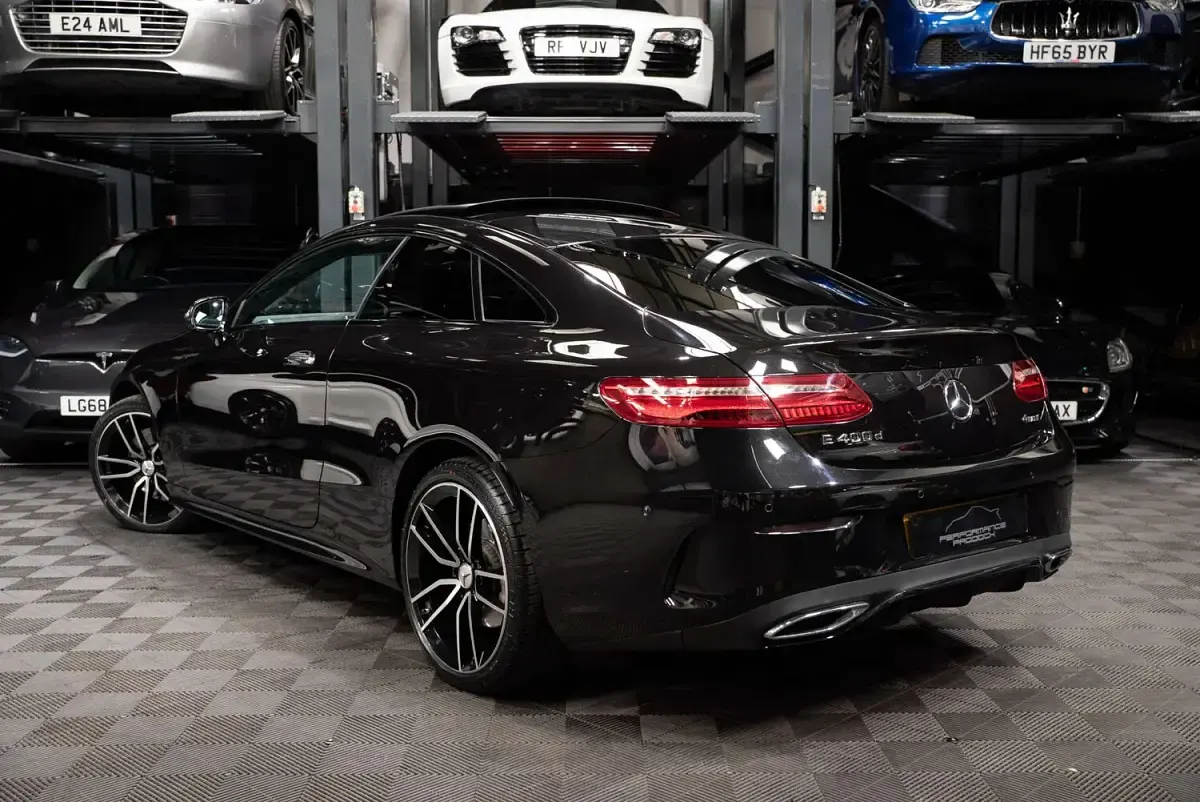 Begagnad Mercedes E400 AMG Line Premium Plus 340 HK (250 kW) 2020 Svart Sportkupé