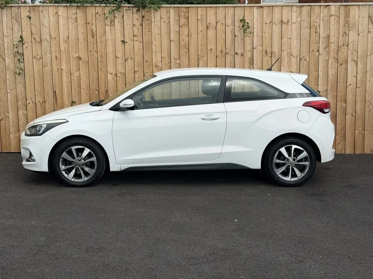Used Hyundai i20 SE 84 HP (61 kW) 2015 White Coupe