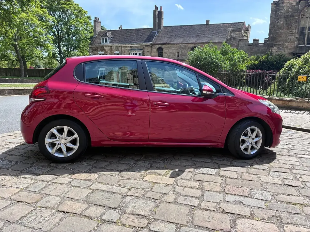 Used Peugeot 208 Active 68 HP (50 kW) 2016 Red Hatchback
