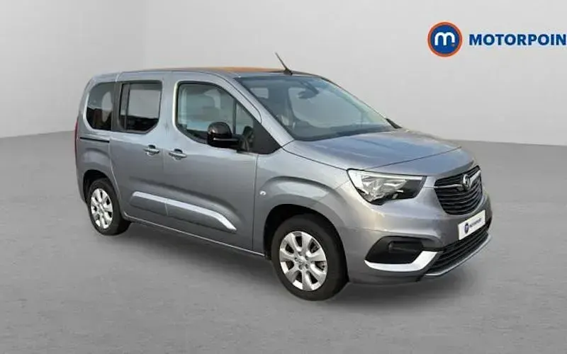 Begagnad Vauxhall Combo 100 kW (136 HK) 2022 Minibuss