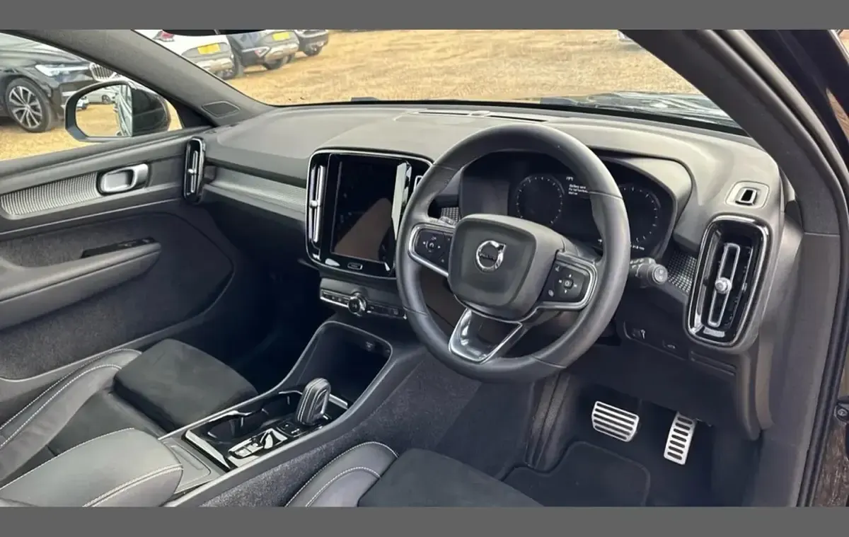 Used Volvo XC40 R-Design 163 HP (119 kW) 2022 Black SUV