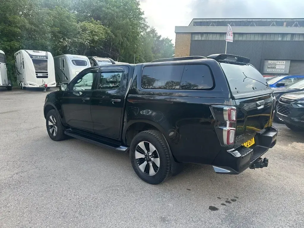 Used Isuzu D-Max 163 HP (119 kW) 2022 Black Pickup